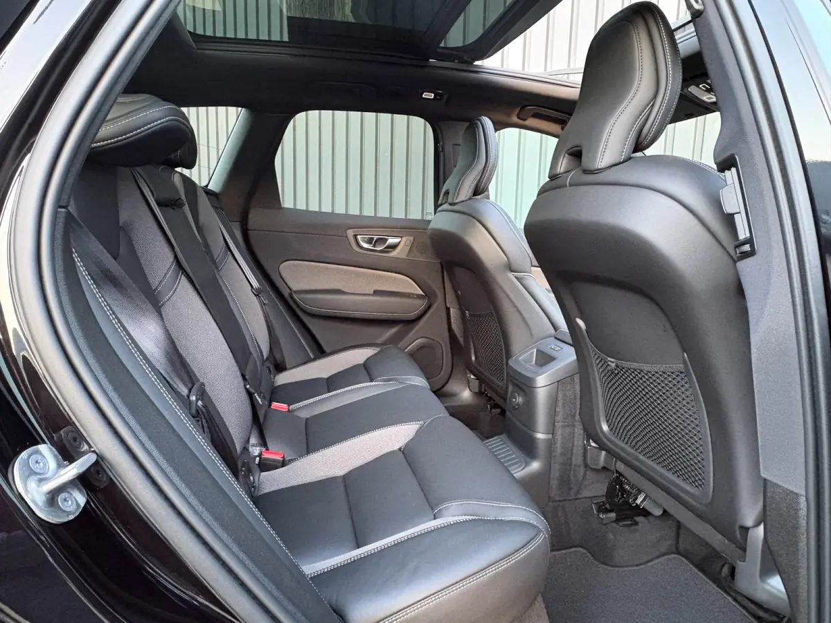 2.0 T6 Plug-in hybrid AWD Plus Dark | 360 Camera | Harman/Kardon | Trekhaak | Panodak | Dodehoek sensoren | Prijs Rijklaar!!