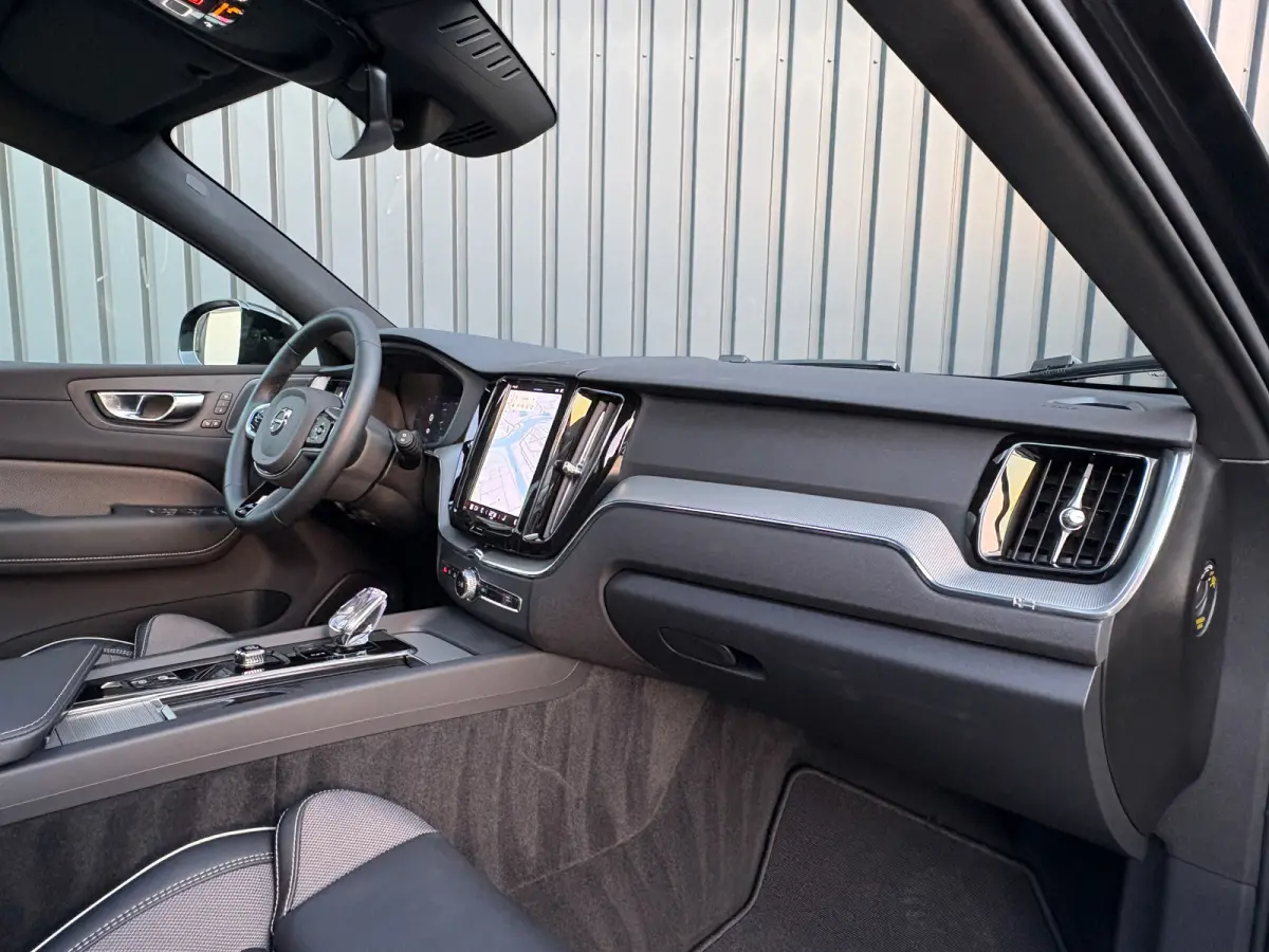 2.0 T6 Plug-in hybrid AWD Plus Dark | 360 Camera | Harman/Kardon | Trekhaak | Panodak | Dodehoek sensoren | Prijs Rijklaar!!