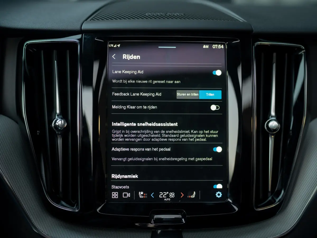 2.0 T6 Plug-in hybrid AWD Plus Dark | 360 Camera | Harman/Kardon | Trekhaak | Panodak | Dodehoek sensoren | Prijs Rijklaar!!