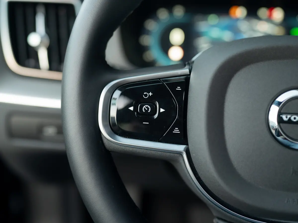 2.0 T6 Plug-in hybrid AWD Plus Dark | 360 Camera | Harman/Kardon | Trekhaak | Panodak | Dodehoek sensoren | Prijs Rijklaar!!