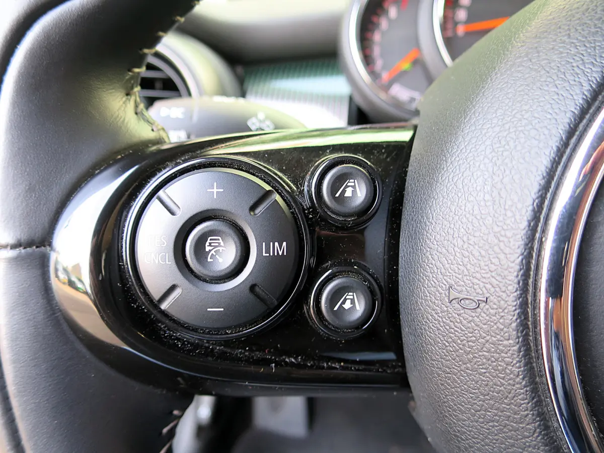 S 2.0 60 Years Edition F55 LCI 5-drs met Head-up, Adap. Cruis, Apple Carplay en 17"