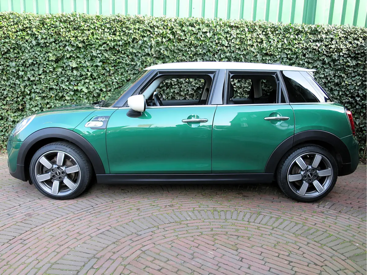 S 2.0 60 Years Edition F55 LCI 5-drs met Head-up, Adap. Cruis, Apple Carplay en 17"