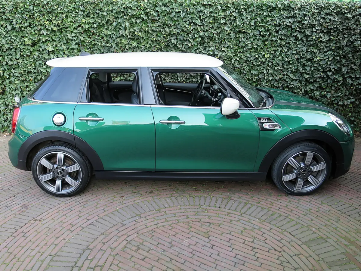 S 2.0 60 Years Edition F55 LCI 5-drs met Head-up, Adap. Cruis, Apple Carplay en 17"