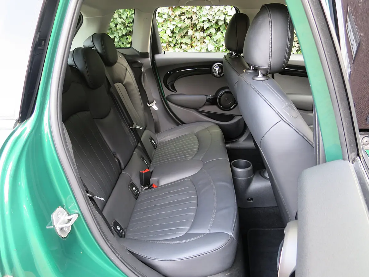S 2.0 60 Years Edition F55 LCI 5-drs met Head-up, Adap. Cruis, Apple Carplay en 17"