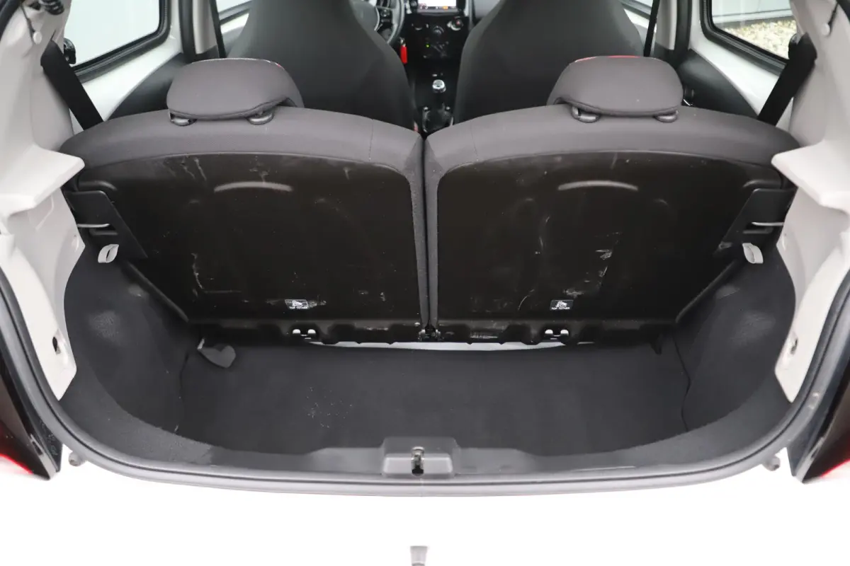 1.0 VTi Shine 15 inch LMV Navigatie Achteruitrijcamera Bluetooth Airco Elektrische Ramen CV