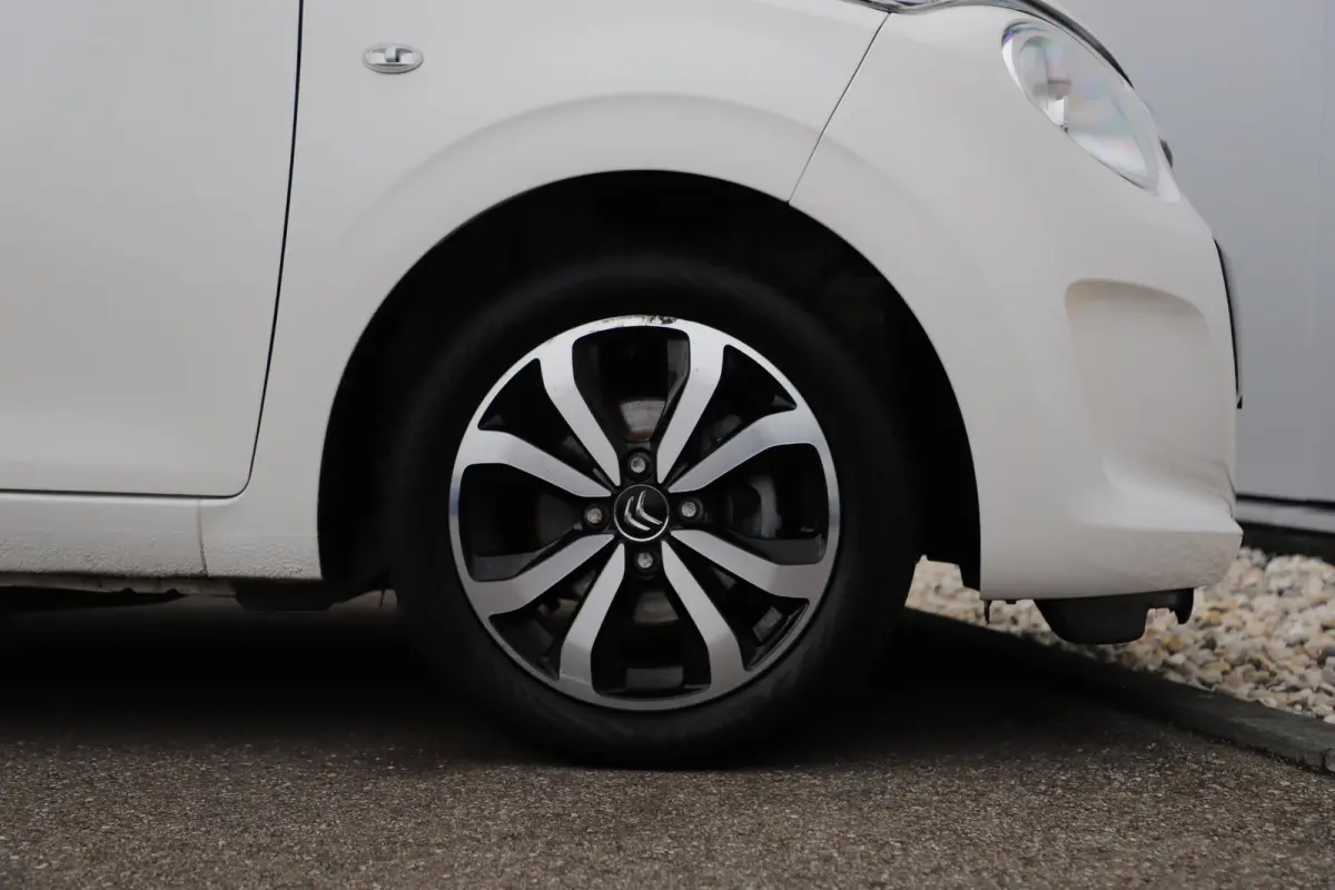 1.0 VTi Shine 15 inch LMV Navigatie Achteruitrijcamera Bluetooth Airco Elektrische Ramen CV