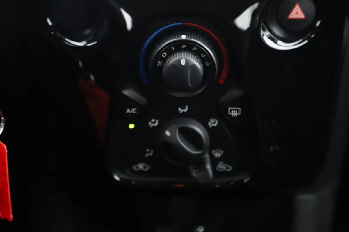 1.0 VTi Shine 15 inch LMV Navigatie Achteruitrijcamera Bluetooth Airco Elektrische Ramen CV
