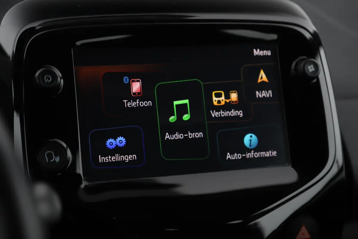 1.0 VTi Shine 15 inch LMV Navigatie Achteruitrijcamera Bluetooth Airco Elektrische Ramen CV