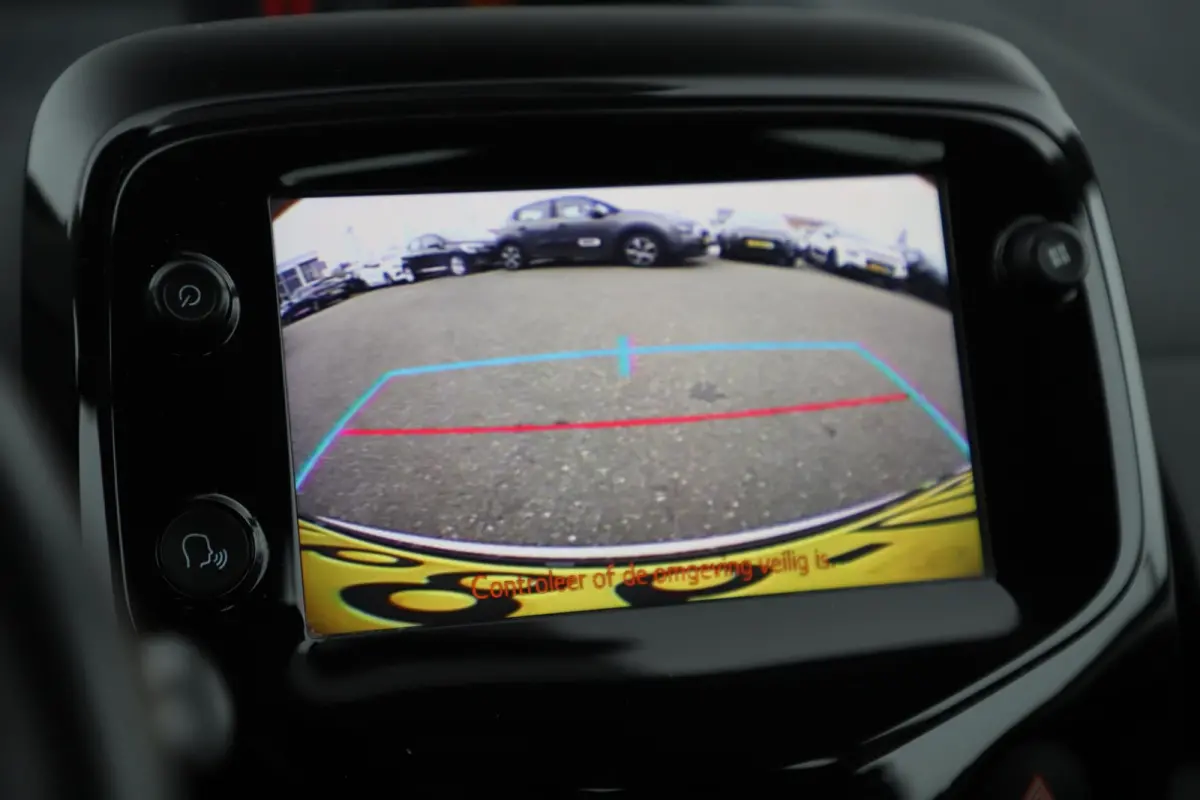 1.0 VTi Shine 15 inch LMV Navigatie Achteruitrijcamera Bluetooth Airco Elektrische Ramen CV