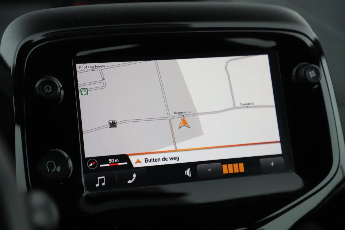 1.0 VTi Shine 15 inch LMV Navigatie Achteruitrijcamera Bluetooth Airco Elektrische Ramen CV