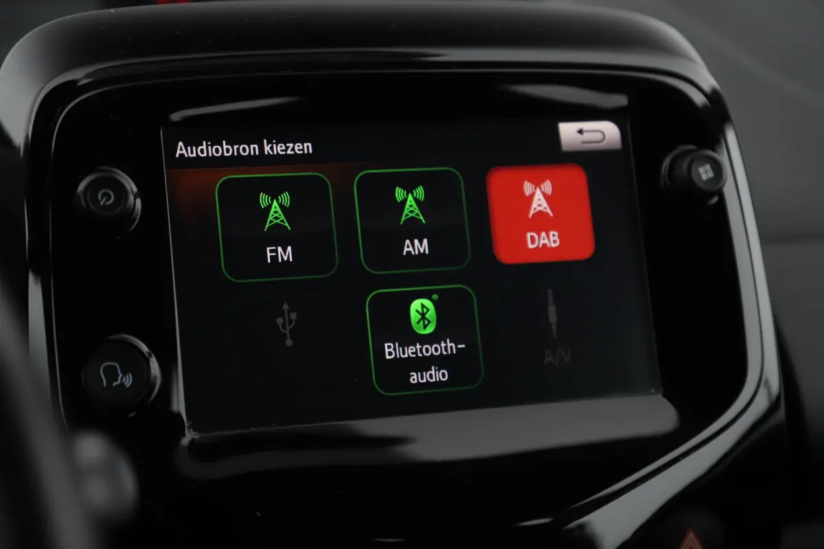 1.0 VTi Shine 15 inch LMV Navigatie Achteruitrijcamera Bluetooth Airco Elektrische Ramen CV