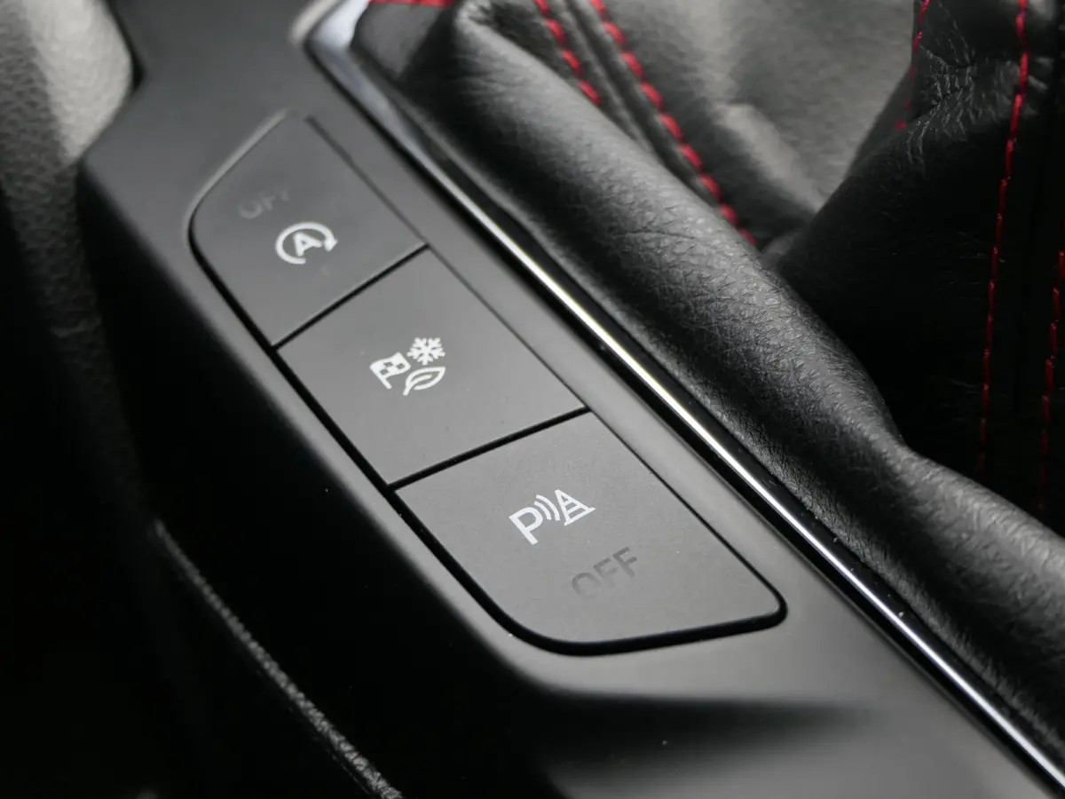 1.0 EcoBoost Hybrid ST Line | Winterpack | Camera | LED | Cruise Control | Keyless Entry/Go | DAB | CarPlay/Android Auto