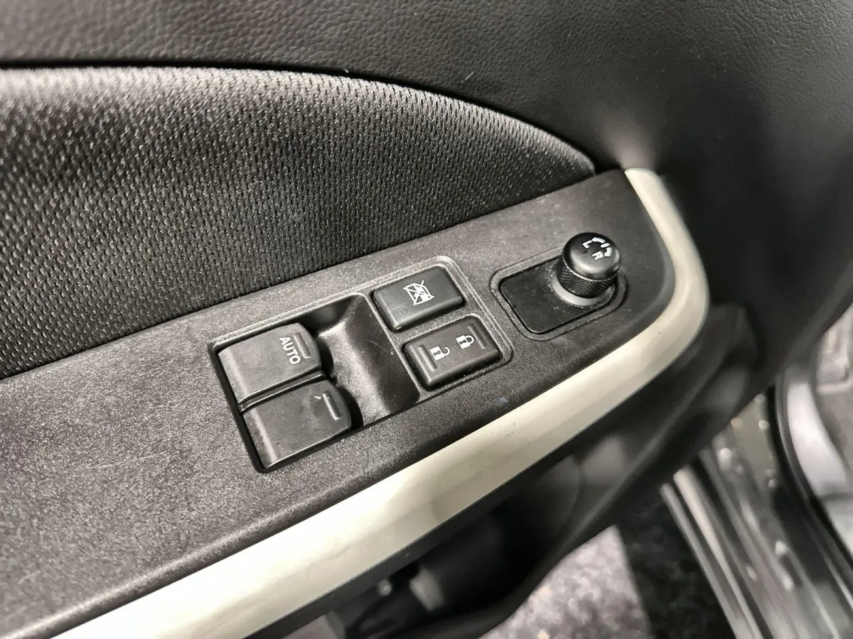 1.2 Select Smart Hybrid Navi | Led | Camera