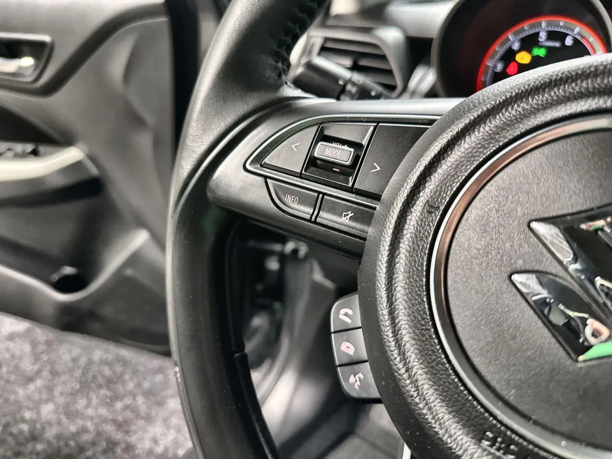 1.2 Select Smart Hybrid Navi | Led | Camera