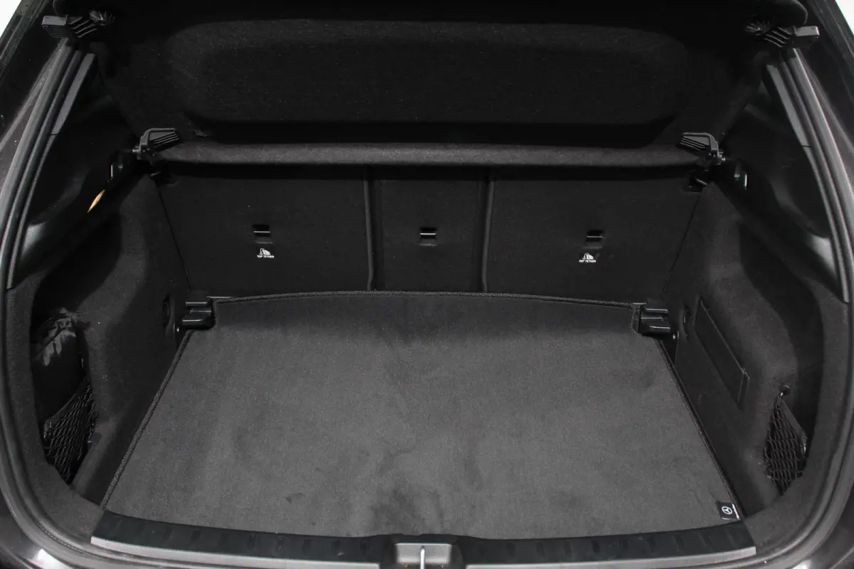 200 163pk Automaat Progressive Navigatie Climate Control Camera Parkeer sensoren Stoelverwarming DAB Lichtmetalen velgen 18" Electrisch bedienbare achterklep