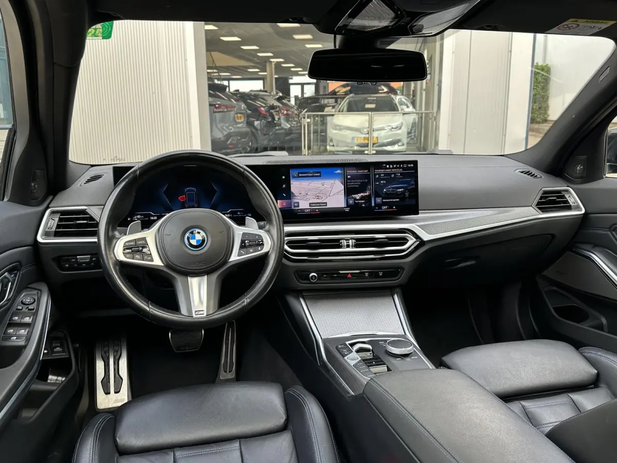 330e M Pakket |  Plug-in/Leder/Pano-Schuifdak/20-inch/Cruise Adaptief/H&K