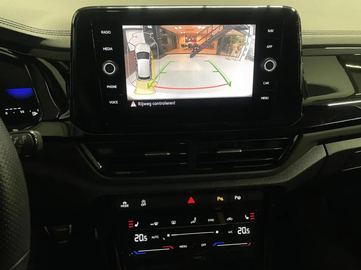 1.5 TSI R-Line Black Style/ Camera/ IQ LED/ CarPlay/ 18''LMV