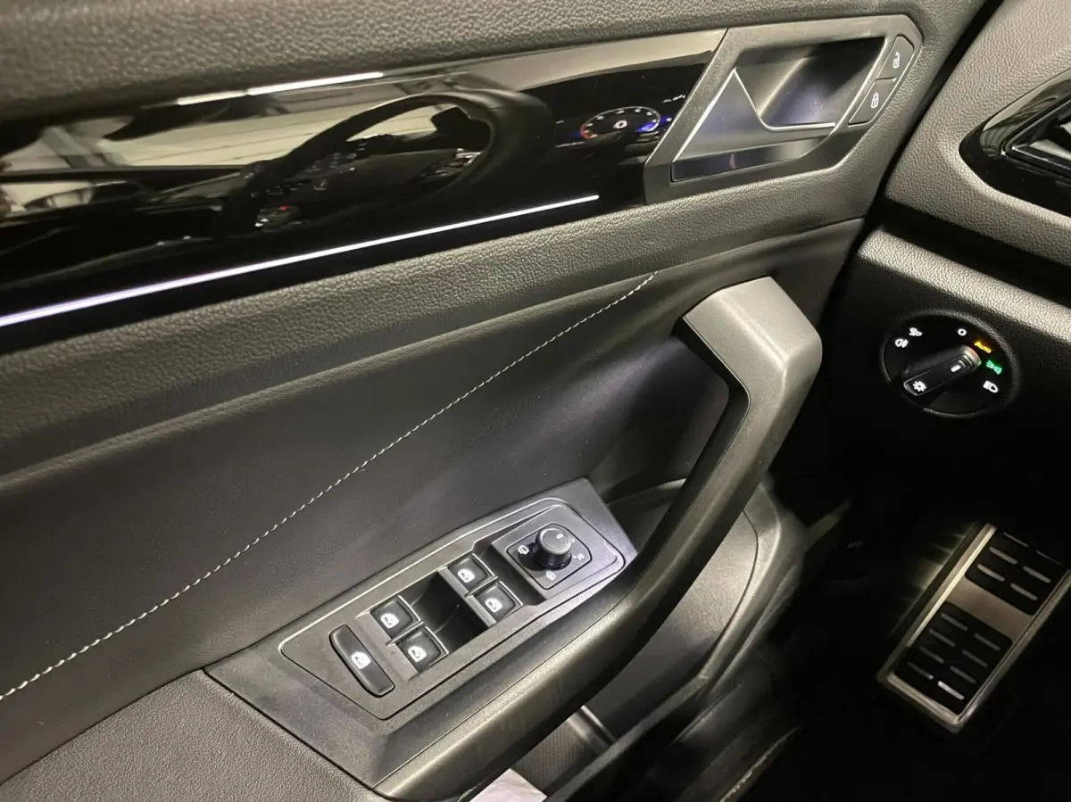1.5 TSI R-Line Black Style/ Camera/ IQ LED/ CarPlay/ 18''LMV