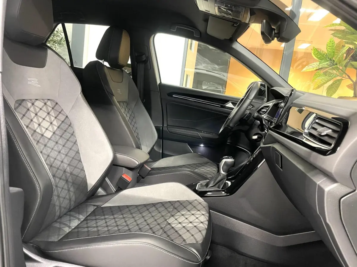 1.5 TSI R-Line Black Style/ Camera/ IQ LED/ CarPlay/ 18''LMV