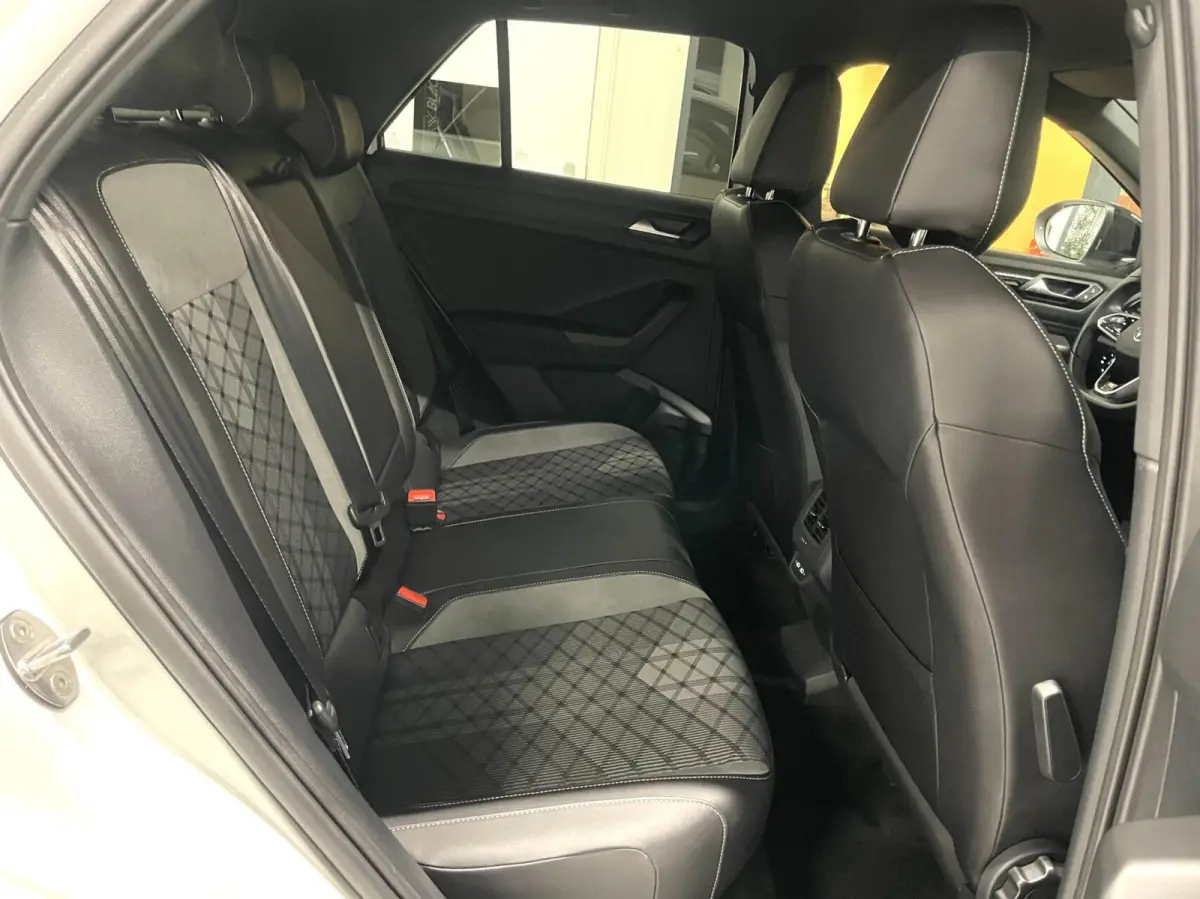 1.5 TSI R-Line Black Style/ Camera/ IQ LED/ CarPlay/ 18''LMV