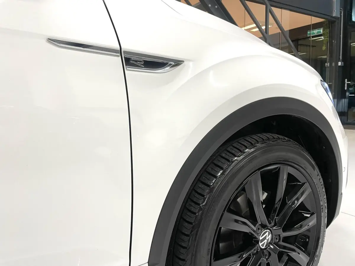 1.5 TSI R-Line Black Style/ Camera/ IQ LED/ CarPlay/ 18''LMV