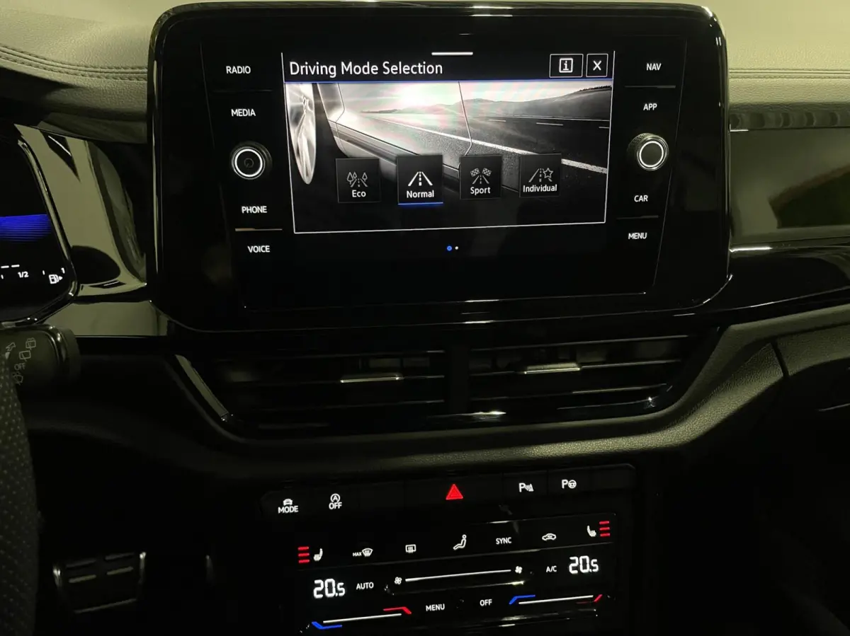 1.5 TSI R-Line Black Style/ Camera/ IQ LED/ CarPlay/ 18''LMV