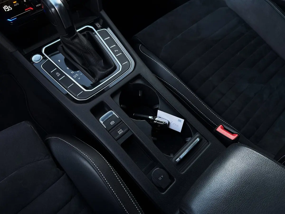 1.5 TSI R-Line Business + 150PK|LaneA|Virtual|AUT|Trekhaak|Apdaptive|Pano|Carplay|Sportstoelen|IQ Light|