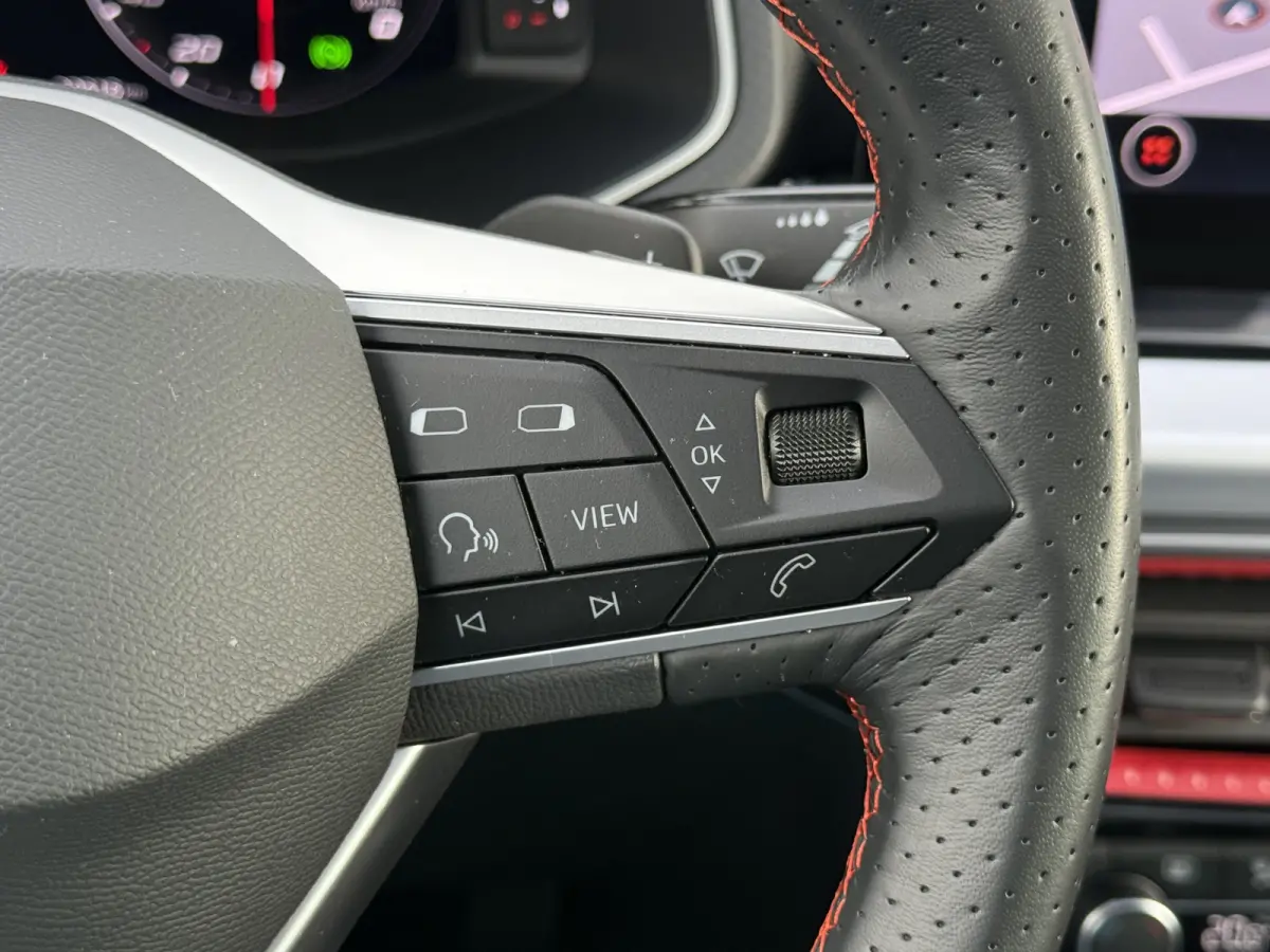 1.0 EcoTSI FR Plus Connect | Pano | ACC | Camera | Keyless | LED