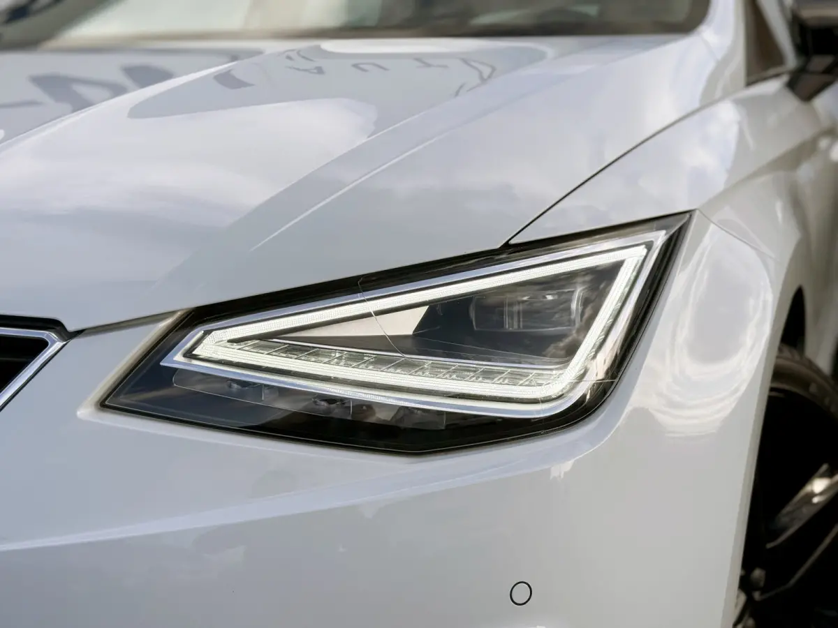 1.0 EcoTSI FR Plus Connect | Pano | ACC | Camera | Keyless | LED