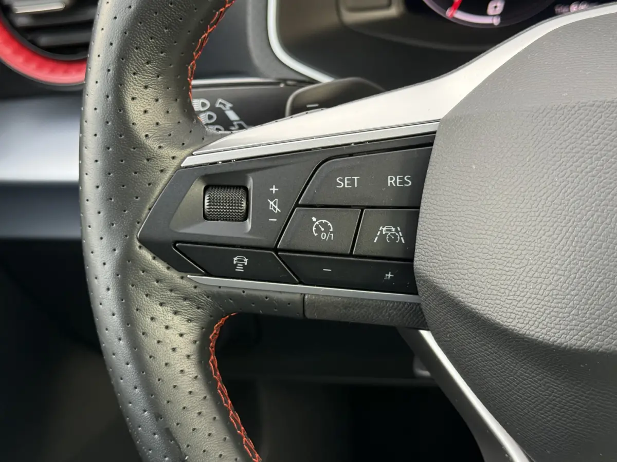 1.0 EcoTSI FR Plus Connect | Pano | ACC | Camera | Keyless | LED