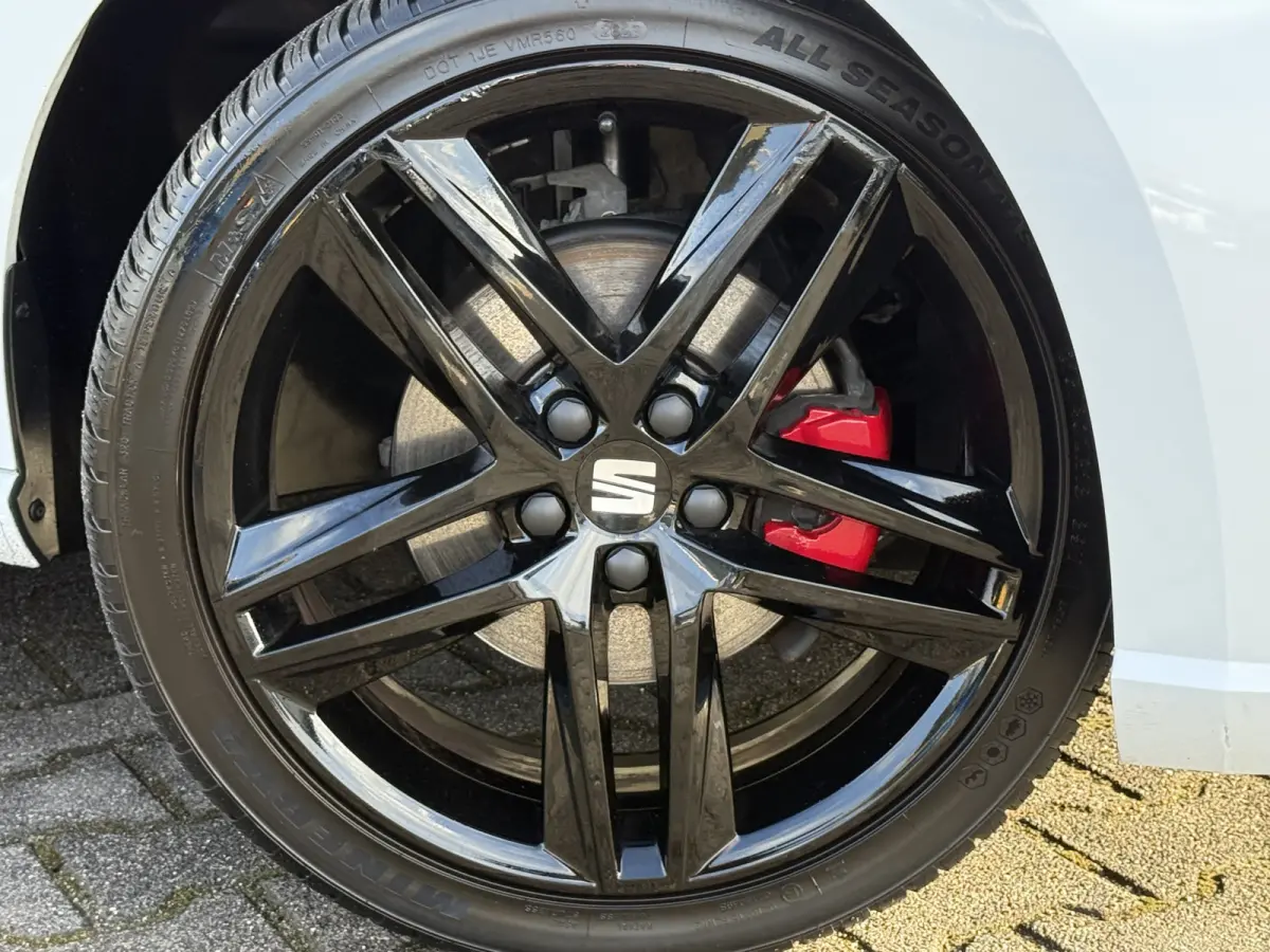 1.0 EcoTSI FR Plus Connect | Pano | ACC | Camera | Keyless | LED