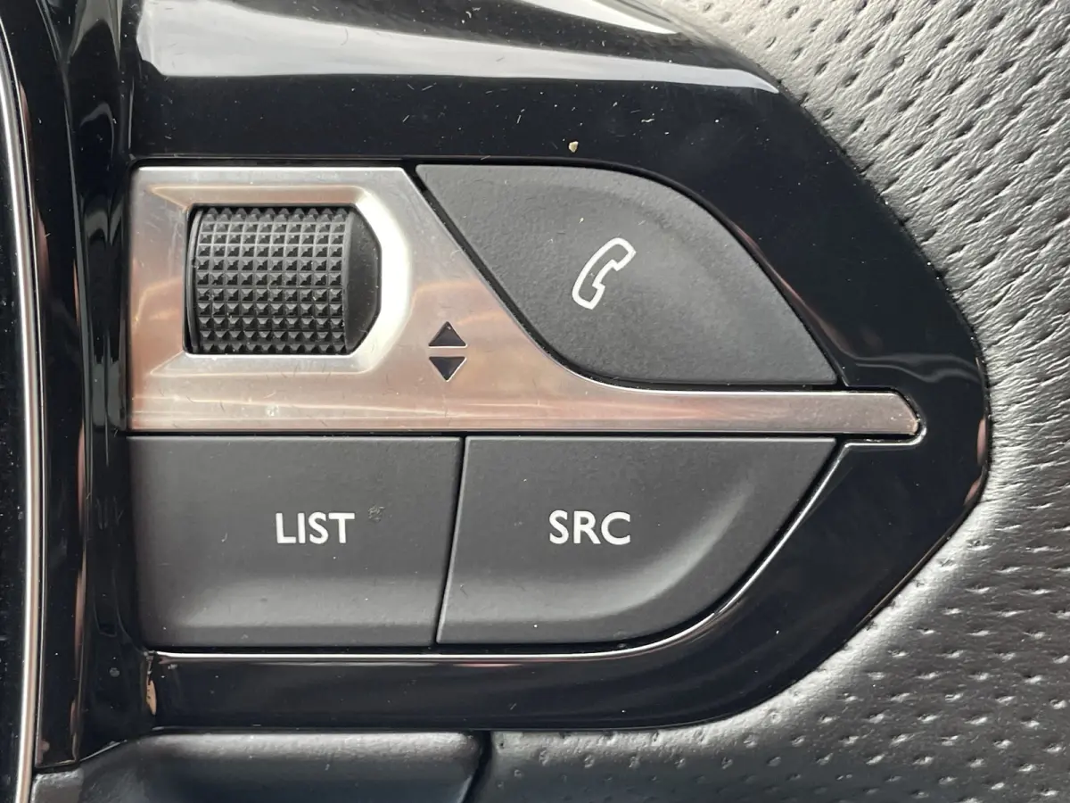 130pk GT (Camera - LED - Keyless Entry - i-cockpit - 7 zits - Parkeersensoren V+A - Adaptieve Cruise Controle - Automatische Airco)