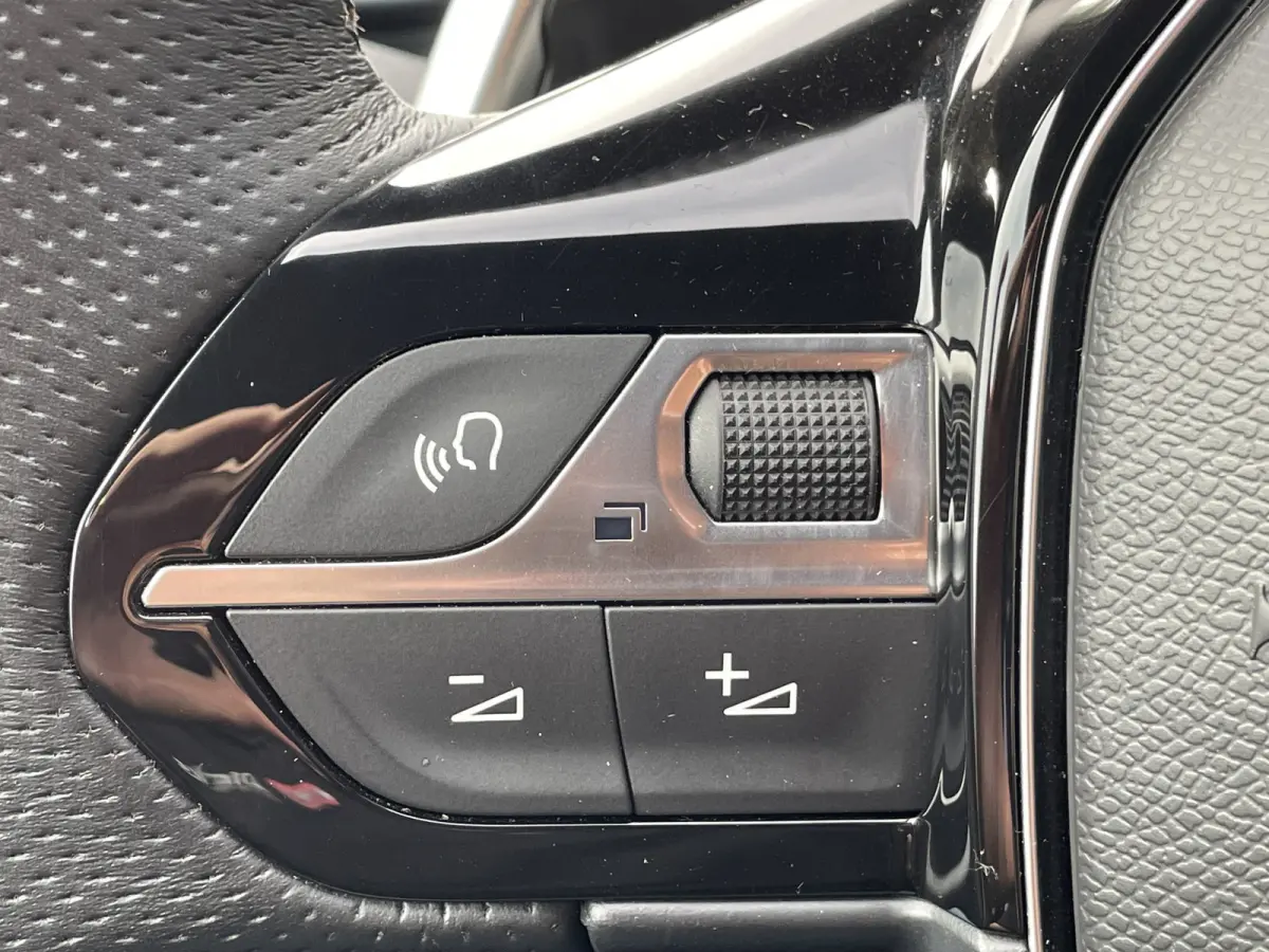 130pk GT (Camera - LED - Keyless Entry - i-cockpit - 7 zits - Parkeersensoren V+A - Adaptieve Cruise Controle - Automatische Airco)