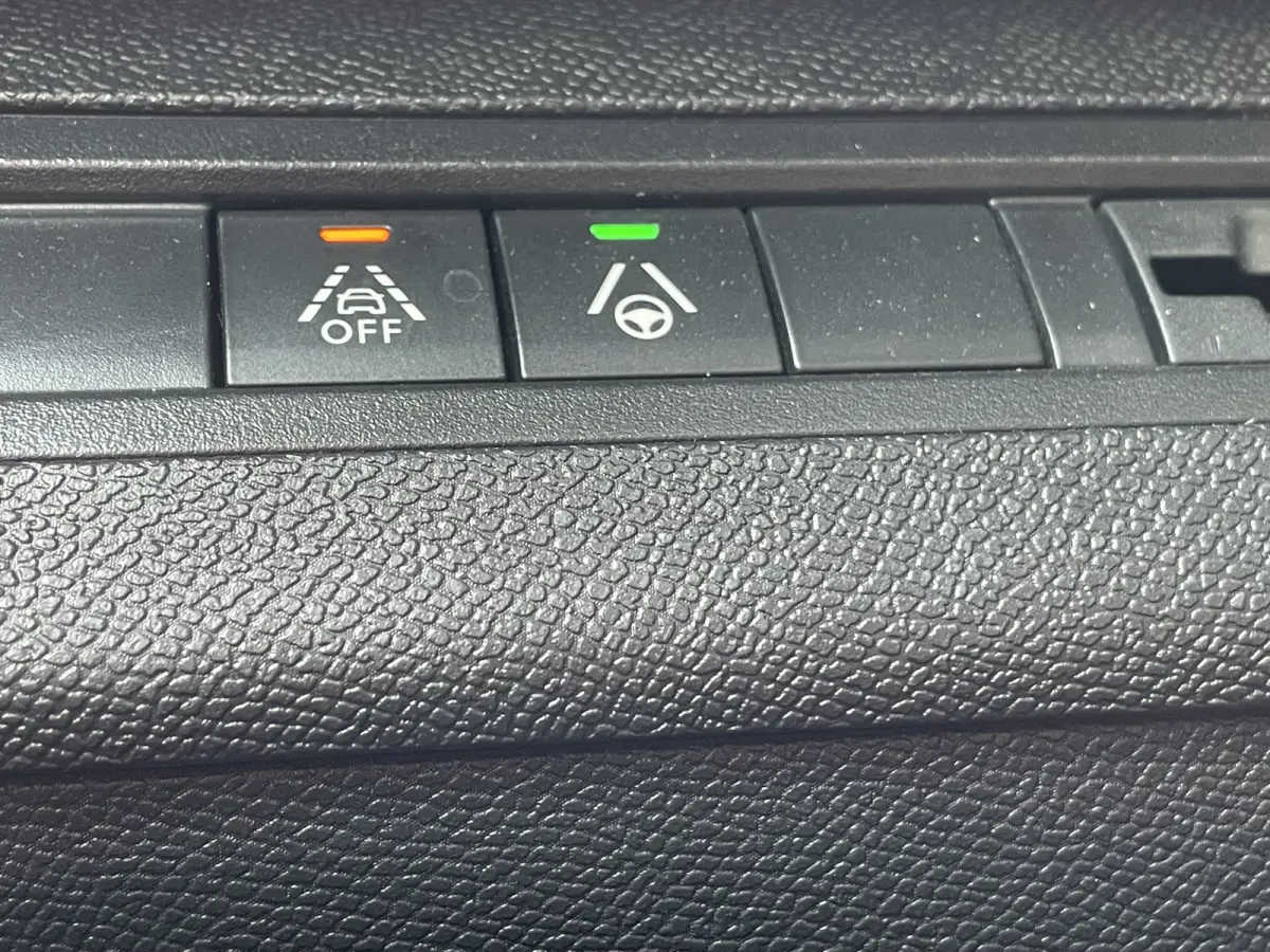 130pk GT (Camera - LED - Keyless Entry - i-cockpit - 7 zits - Parkeersensoren V+A - Adaptieve Cruise Controle - Automatische Airco)