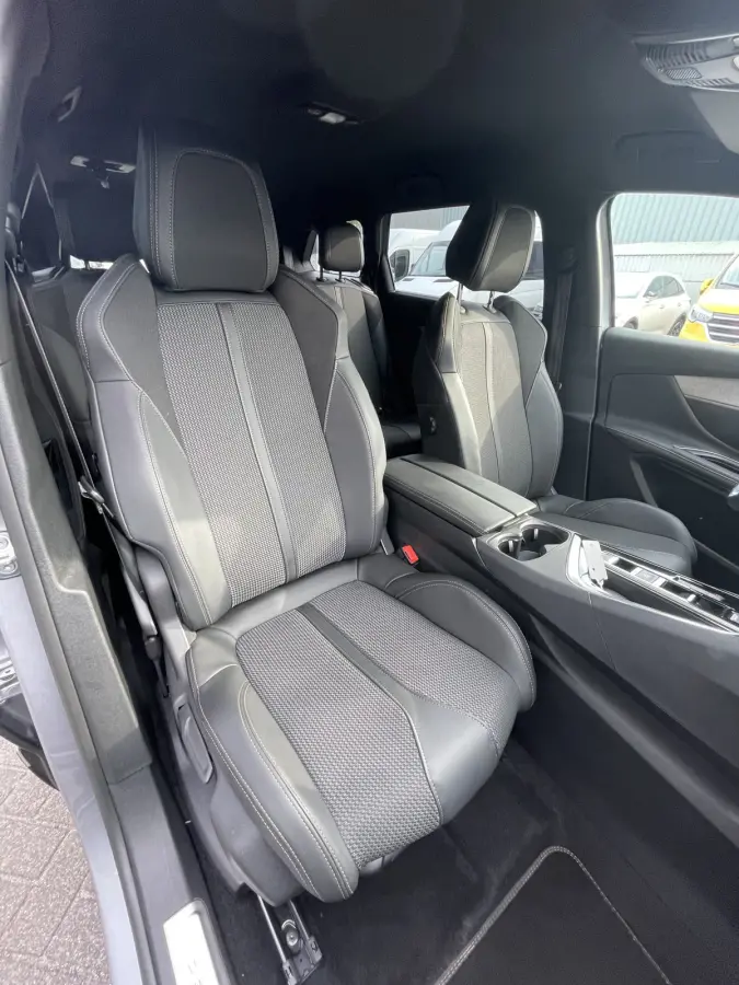 130pk GT (Camera - LED - Keyless Entry - i-cockpit - 7 zits - Parkeersensoren V+A - Adaptieve Cruise Controle - Automatische Airco)