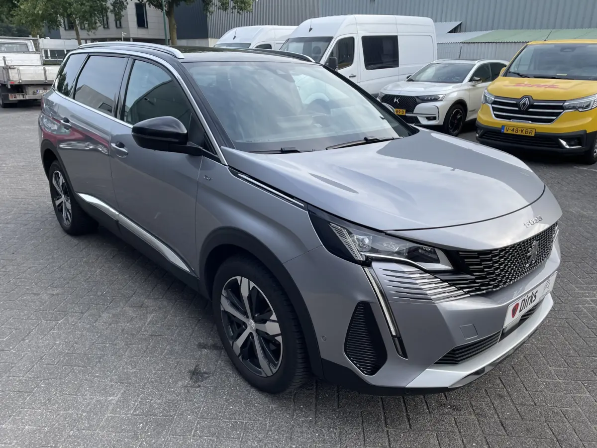 130pk GT (Camera - LED - Keyless Entry - i-cockpit - 7 zits - Parkeersensoren V+A - Adaptieve Cruise Controle - Automatische Airco)