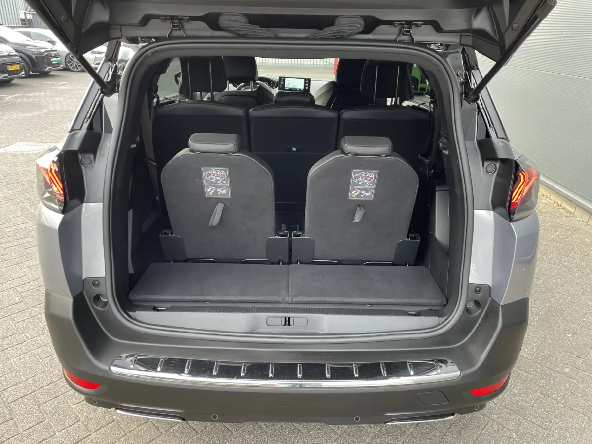 130pk GT (Camera - LED - Keyless Entry - i-cockpit - 7 zits - Parkeersensoren V+A - Adaptieve Cruise Controle - Automatische Airco)