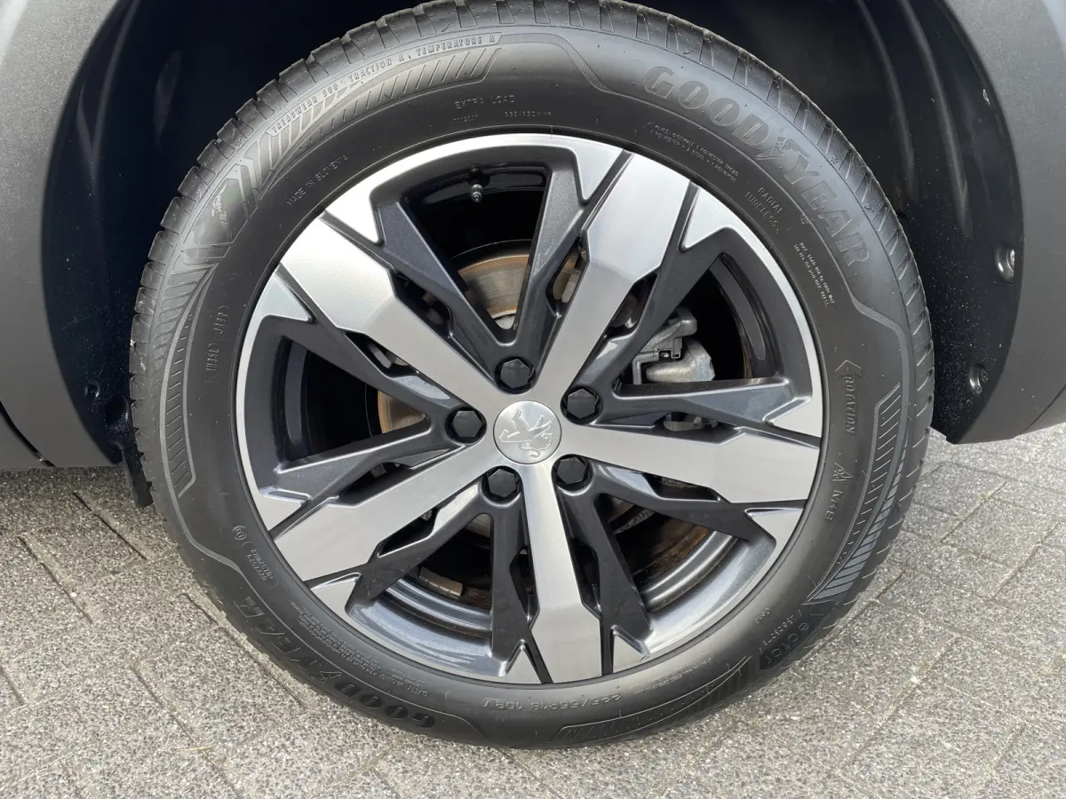 130pk GT (Camera - LED - Keyless Entry - i-cockpit - 7 zits - Parkeersensoren V+A - Adaptieve Cruise Controle - Automatische Airco)