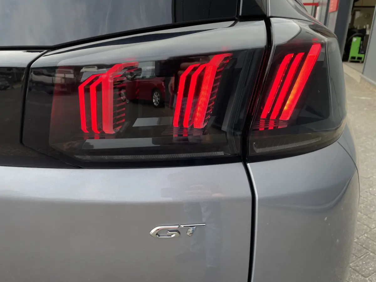 130pk GT (Camera - LED - Keyless Entry - i-cockpit - 7 zits - Parkeersensoren V+A - Adaptieve Cruise Controle - Automatische Airco)