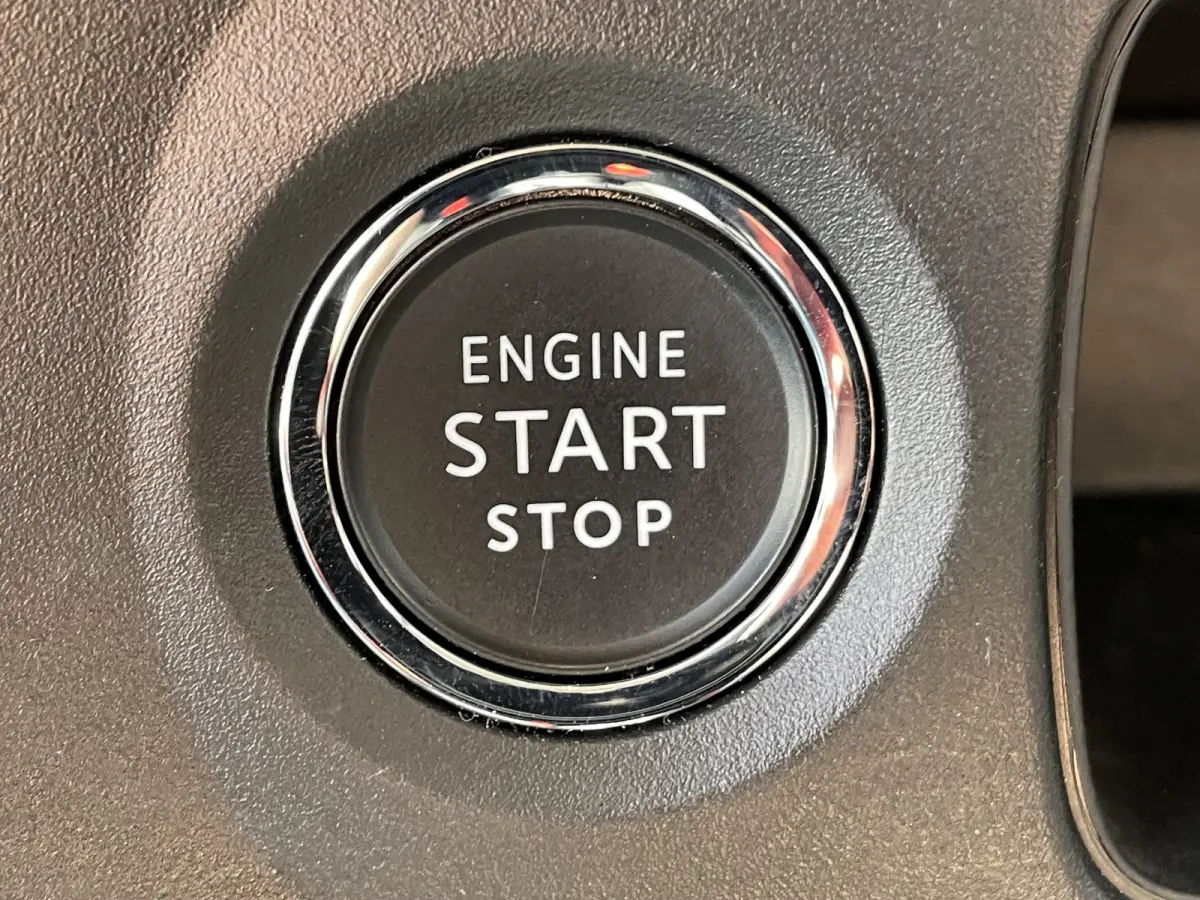 110pk Shine (Camera - Keyless Entry - Navigatie - Automatische Airco - Apple Carplay - LED)