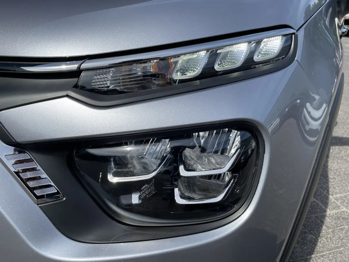 110pk Shine (Camera - Keyless Entry - Navigatie - Automatische Airco - Apple Carplay - LED)