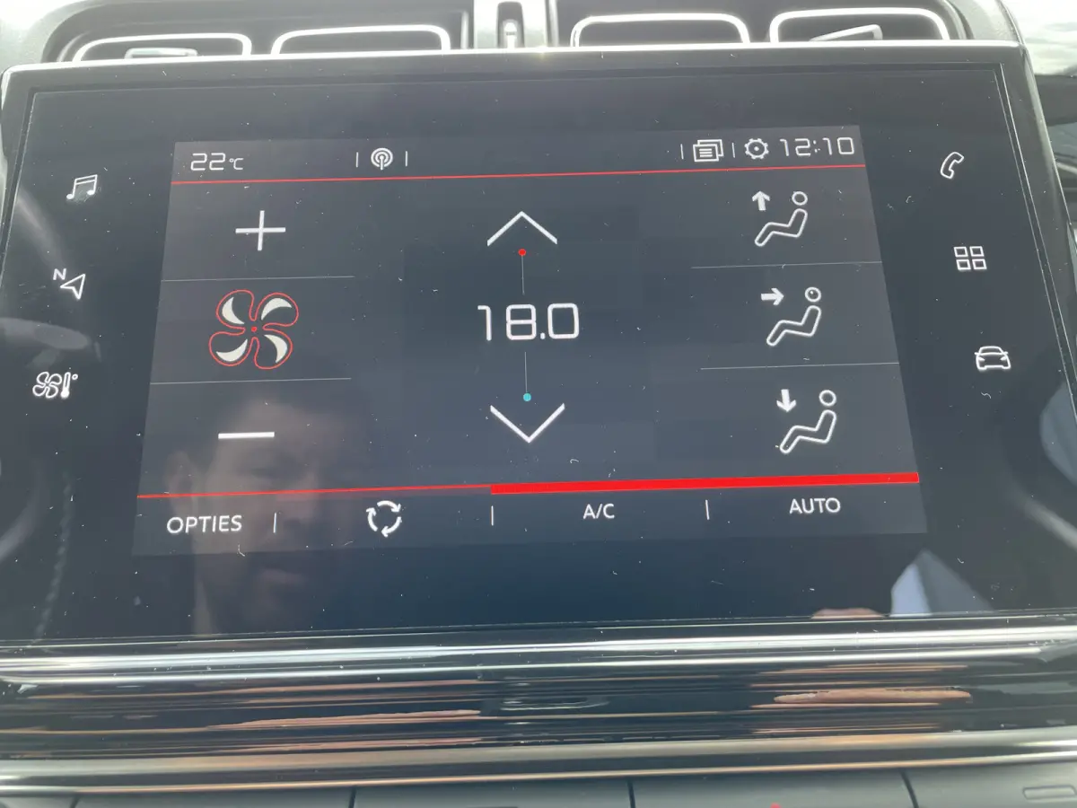 110pk Shine (Camera - Keyless Entry - Navigatie - Automatische Airco - Apple Carplay - LED)