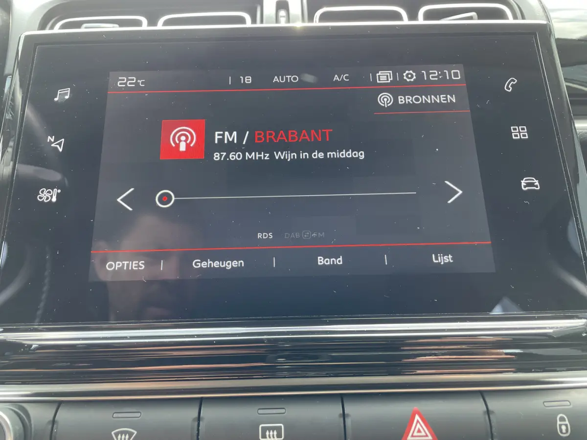 110pk Shine (Camera - Keyless Entry - Navigatie - Automatische Airco - Apple Carplay - LED)