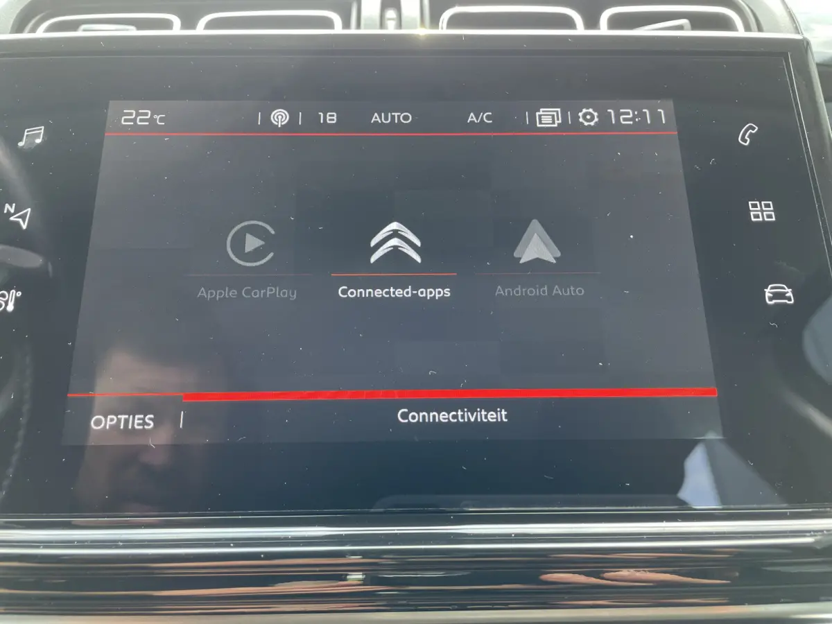 110pk Shine (Camera - Keyless Entry - Navigatie - Automatische Airco - Apple Carplay - LED)