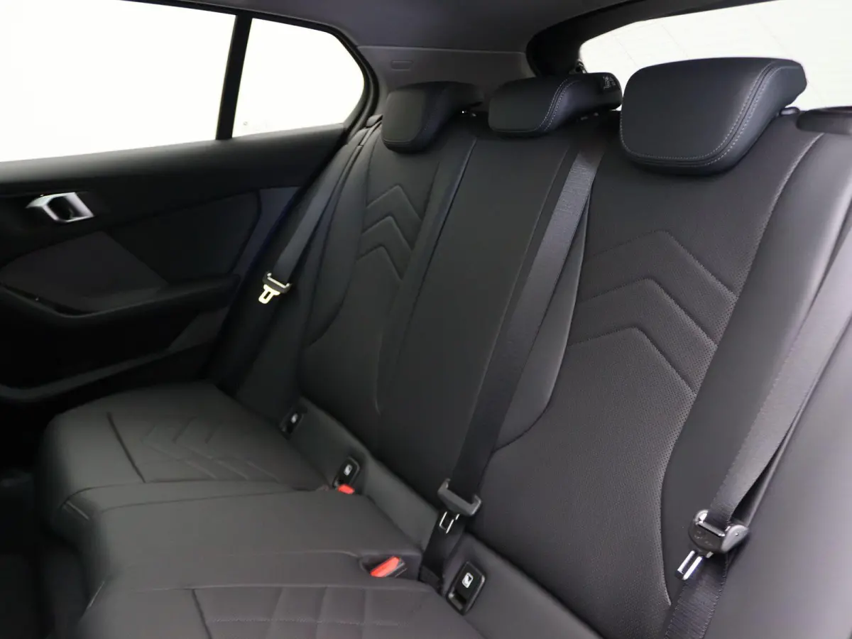 120 M Sportpakket | Premium Pack | Stuurwielrand Verwarmd | Comfort Access | Panoramadak | Driving Assistant | Parking Assistant | Harman Kardon | 18''