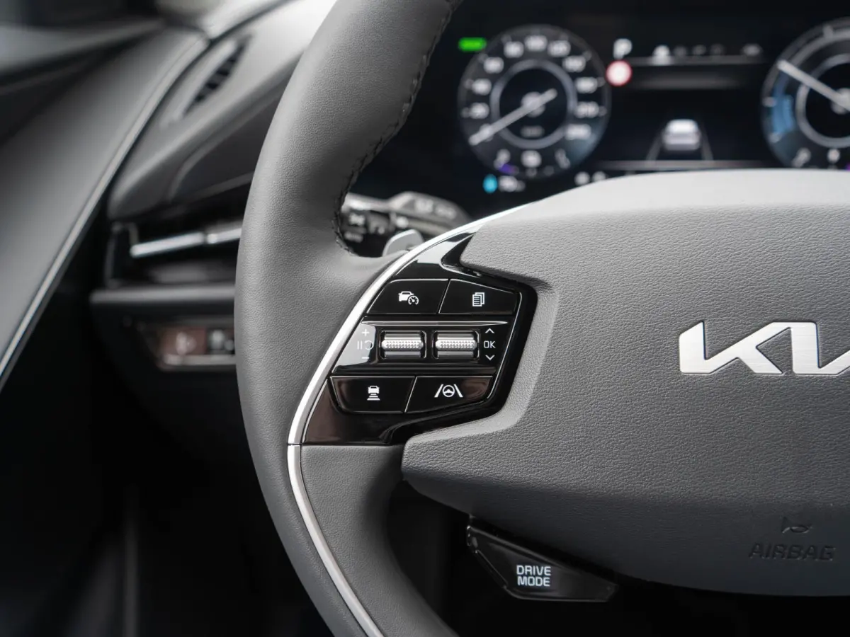Light Advanced 64.8 kWh | Uit voorraad leverbaar | Navi. | Carplay | Adapt. Cruise | Clima. | Keyless | Camera