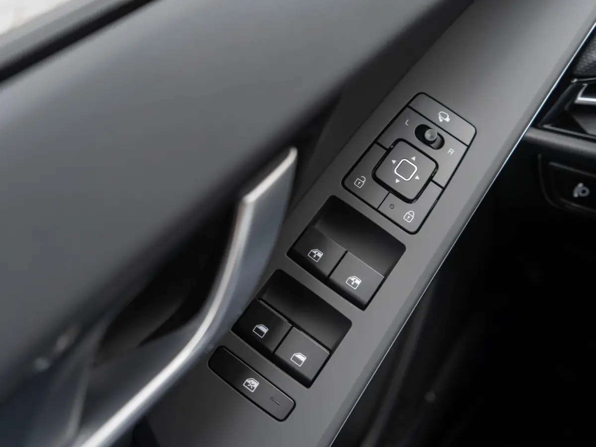 Light Advanced 64.8 kWh | Uit voorraad leverbaar | Navi. | Carplay | Adapt. Cruise | Clima. | Keyless | Camera