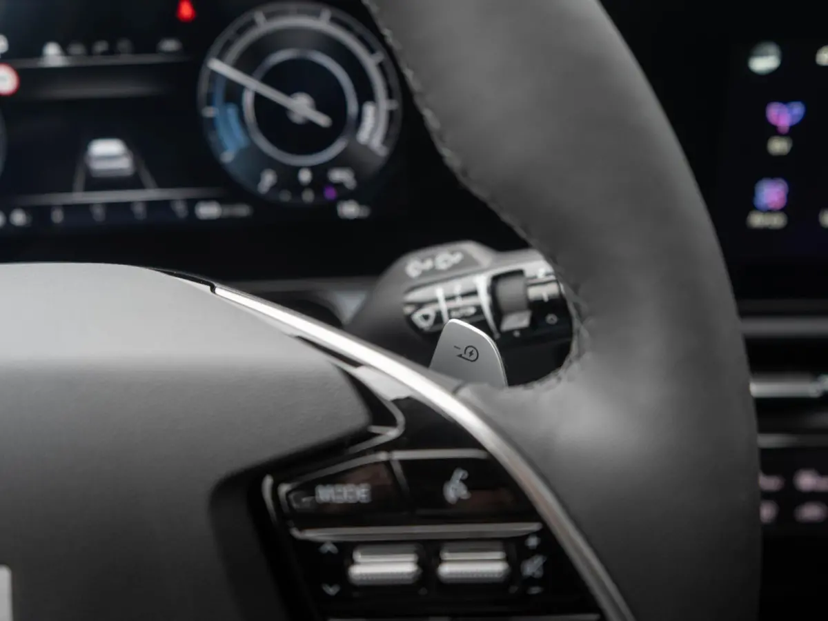 Light Advanced 64.8 kWh | Uit voorraad leverbaar | Navi. | Carplay | Adapt. Cruise | Clima. | Keyless | Camera