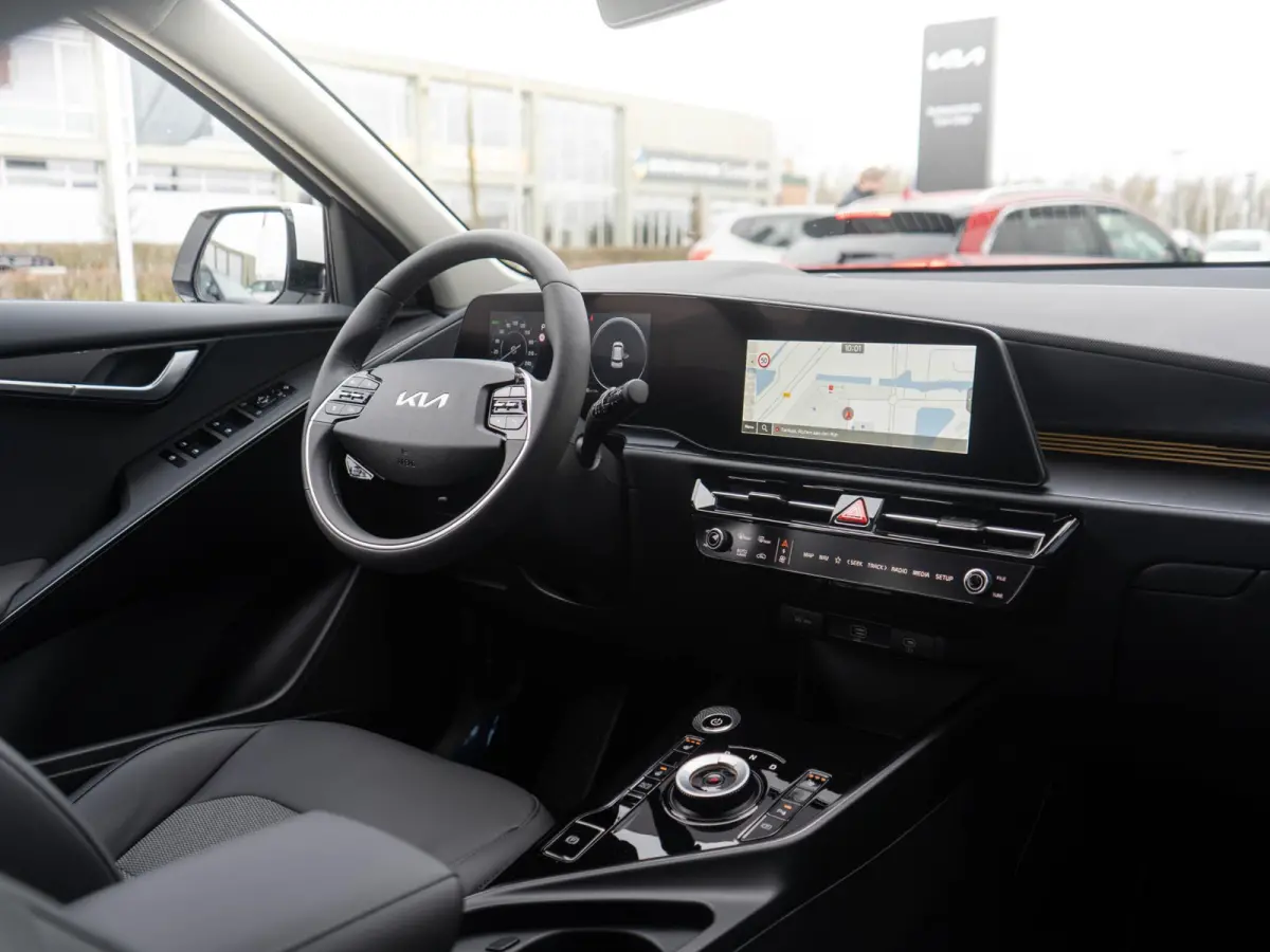 Light Advanced 64.8 kWh | Uit voorraad leverbaar | Navi. | Carplay | Adapt. Cruise | Clima. | Keyless | Camera
