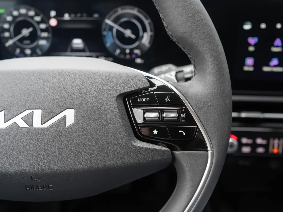 Light Advanced 64.8 kWh | Uit voorraad leverbaar | Navi. | Carplay | Adapt. Cruise | Clima. | Keyless | Camera